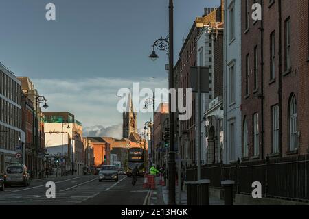 Thomas Straße mit John's Lane Kirche (Kirche St. Augustine und St. John) im Hintergrund. Dublin, Irland. Stockfoto