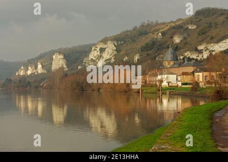 Die seine bei Les Andelys mit den Kreidefelsen des Val Saint-Martin in der Ferne, Normandie, Frankreich Stockfoto