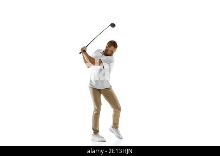 Passioniert. Golfspieler in einem weißen Hemd, das eine Schaukel isoliert auf weißem Studiohintergrund mit Copyspace nimmt. Professionelle Spieler üben mit hellen Emotionen und Gesichtsausdruck. Sportkonzept. Stockfoto