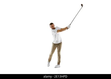 Passioniert. Golfspieler in einem weißen Hemd, das eine Schaukel isoliert auf weißem Studiohintergrund mit Copyspace nimmt. Professionelle Spieler üben mit hellen Emotionen und Gesichtsausdruck. Sportkonzept. Stockfoto