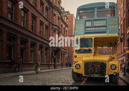 Altes Doppeldecker, das in ein Teehaus umgewandelt wurde, auf der Straße von Temple Bar. Dublin, Irland. Stockfoto