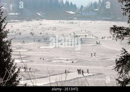 Spitzingsee, Deutschland. Januar 2021. Hunderte von Touristen und Einheimischen tummeln sich in der Sonne über der Wolkenlinie am gefrorenen Spitzingsee, der 1084 Meter über dem Meeresspiegel liegt. Kredit: Peter Kneffel/dpa/Alamy Live Nachrichten Stockfoto