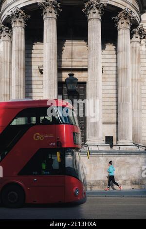 London, UK - Januar 2021 : EINE Joggerin vor der St Paul's Cathedral Stockfoto