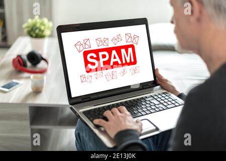 Laptop-Bildschirm mit einem Spam-Konzept Stockfoto