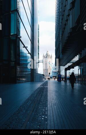 London, Großbritannien - Januar 2021. Moderne Bürogebäude von More London und Fußgängerweg mit Blick auf die Tower Bridge Stockfoto