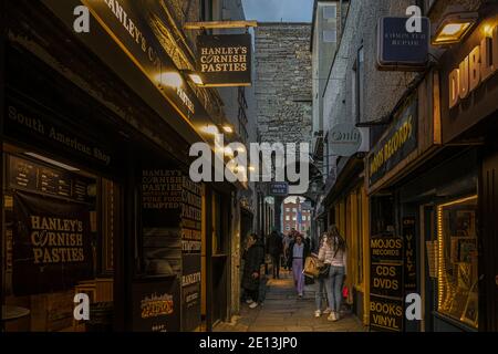 Merchant’s Arch am Abend, EIN kleiner Durchgang, der von der Ha’Penny Bridge nach Temple Bar führt. Dublin, Irland. Stockfoto