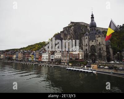 Panorama von Dinant Zitadelle Altstadt historischen Dorf mit Flagge Winken im Wind auf der Brücke über die Maas Namur Wallonie Französische Gemeinschaft Stockfoto