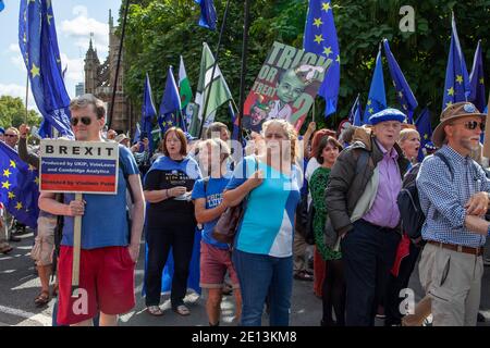 Anti-Brexit-Anhänger marschieren mit EU-Flaggen auf dem Parliament Square in London Stockfoto