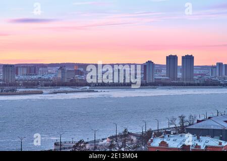 Blagoweschtschensk, Russland - 26. Jun 2020: Blick auf die chinesische Stadt Heihe vom Ufer der Stadt Blagoweschtschensk Stockfoto