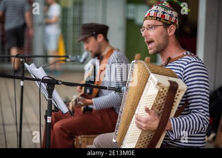 Brünn, Tschechische Republik. 06-11-2016. Gruppe von Musikern bei einem Festival der Roma (Zigeuner) in Brünn, an dem Menschen aus der Gemeinde teilnehmen, mit activi Stockfoto