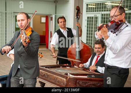 Brünn, Tschechische Republik. 06-11-2016. Gruppe von Musikern bei einem Festival der Roma (Zigeuner) in Brünn, an dem Menschen aus der Gemeinde teilnehmen, mit activi Stockfoto