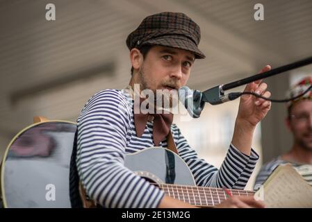 Brünn, Tschechische Republik. 06-11-2016. Musiker singen auf einem Festival der Roma (Zigeuner) in Brünn von Menschen aus der Gemeinschaft besucht, mit activiti Stockfoto