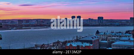 Blagoweschtschensk, Russland - 26. Jun 2020: Blick auf die chinesische Stadt Heihe vom Ufer der Stadt Blagoweschtschensk Stockfoto