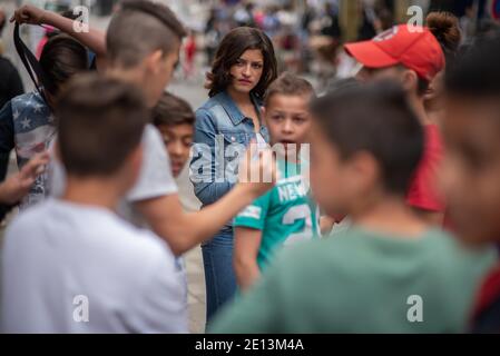 Brünn, Tschechische Republik. 06-11-2016. Kinder, die an einem Festival der Roma (Zigeuner) in Brünn teilnehmen, die von Menschen aus der Gemeinde besucht werden, mit Aktivitäten Stockfoto