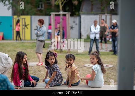 Brünn, Tschechische Republik. 06-11-2016. Kinder, die an einem Festival der Roma (Zigeuner) in Brünn teilnehmen, die von Menschen aus der Gemeinde besucht werden, mit Aktivitäten Stockfoto