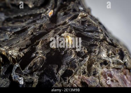 Nahaufnahme eines schwarzen Biotit-Minerals. Makrotechnik Stockfoto