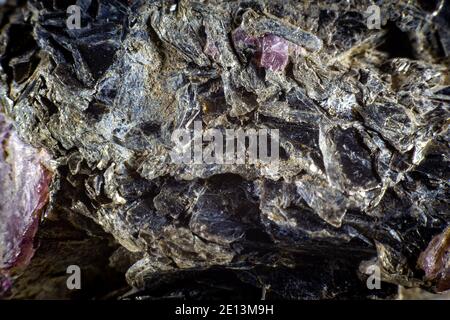 Nahaufnahme eines schwarzen Biotit-Minerals. Makrotechnik Stockfoto