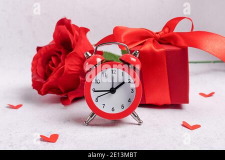 Valentinstag Grußkarte roten Wecker, Geschenkbox, Blume Rose auf grauem Hintergrund Stockfoto