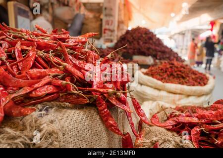 Getrocknete rote Paprika in Säcken zum Verkauf auf dem Markt Stockfoto