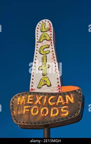 Sombrero-Schild am ehemaligen mexikanischen Restaurant La Cita, jetzt Blumenladen auf der historischen Route 66 in Tucumcari, New Mexico, USA Stockfoto