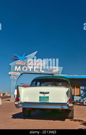 Chevrolet aus den 1950er Jahren im Blue Swallow Motel an der historischen Route 66 in Tucumcari, New Mexico, USA Stockfoto