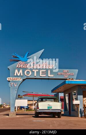 Chevrolet aus den 1950er Jahren im Blue Swallow Motel an der historischen Route 66 in Tucumcari, New Mexico, USA Stockfoto