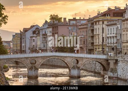 Lateinische Brücke auf dem Miljacka Fluss bei Sonnenuntergang in Sarajevo, BIH Stockfoto