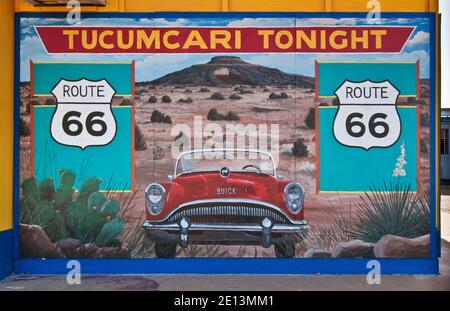 50er Jahre Buick Cabrio in Tucumcari heute Abend Wandbild auf der historischen Route 66 in Tucumcari, New Mexico, USA Stockfoto