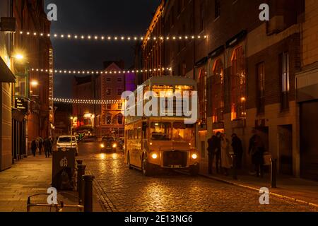 Ein alter Doppeldecker, der in ein Teehaus umgewandelt wurde, auf der Straße von Temple Bar bei Nacht. Dublin, Irland. Stockfoto