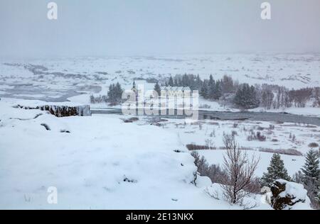 Fast monochromatischer Blick über den Thingvellir Nationalpark Rifttal vom Informationszentrum im Winter, Südwesten Islands während eines Schneesturms Stockfoto