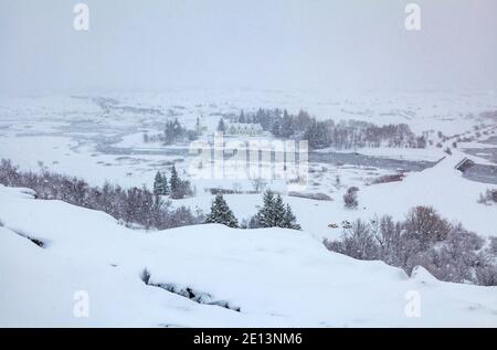 Fast monochromatischer Blick über den Thingvellir Nationalpark Rifttal vom Informationszentrum im Winter, Südwesten Islands während eines Schneesturms Stockfoto
