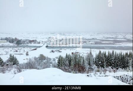 Fast monochromatischer Blick über den Thingvellir Nationalpark Rifttal vom Informationszentrum im Winter, Südwesten Islands während eines Schneesturms Stockfoto