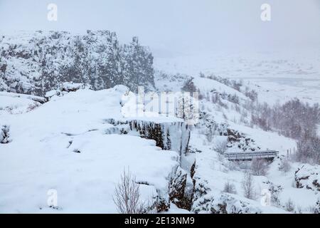 Fast monochromatischer Blick über den Thingvellir Nationalpark Rifttal vom Informationszentrum im Winter, Südwesten Islands während eines Schneesturms Stockfoto