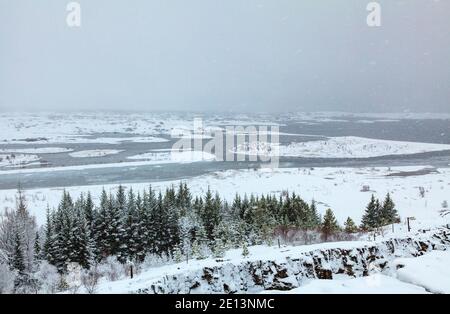 Fast monochromatischer Blick über den Thingvellir Nationalpark Rifttal vom Informationszentrum im Winter, Südwesten Islands während eines Schneesturms Stockfoto