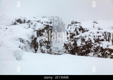 Fast monochromatischer Blick über den Thingvellir Nationalpark Rifttal vom Informationszentrum im Winter, Südwesten Islands während eines Schneesturms Stockfoto