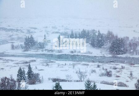 Fast monochromatischer Blick über den Thingvellir Nationalpark Rifttal vom Informationszentrum im Winter, Südwesten Islands während eines Schneesturms Stockfoto