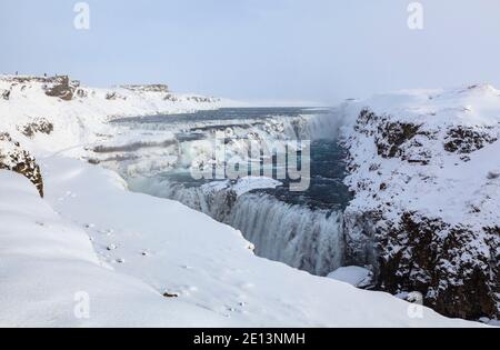 Gullfoss Schlucht und Hvita Fluss abgestufte Kaskaden und Wasserfälle, eine der beliebtesten Touristenattraktionen in Island, gefroren mit Eiszapfen im Winter Stockfoto