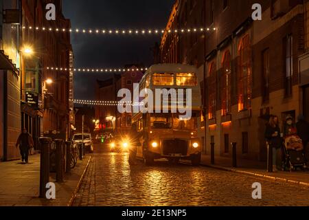 Ein alter Doppeldecker, der in ein Teehaus umgewandelt wurde, auf der Straße von Temple Bar bei Nacht. Dublin, Irland. Stockfoto