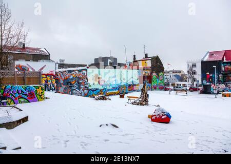 Farbenprächtiges Graffiti-Spray an den Wänden in einer heruntergekommenen Gegend der Innenstadt von Reykjavik, der Hauptstadt Islands, mit einer Schneedecke im Winter Stockfoto