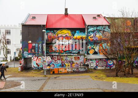 Farbenprächtiges Graffiti-Spray an den Wänden in einer heruntergekommenen Gegend der Innenstadt von Reykjavik, der Hauptstadt Islands, mit einer Schneedecke im Winter Stockfoto