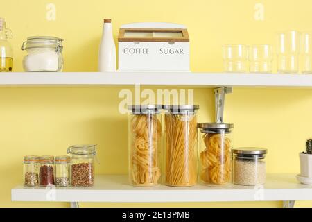 Set von Utensilien und Gläsern mit Produkten in der Küche Regale Stockfoto