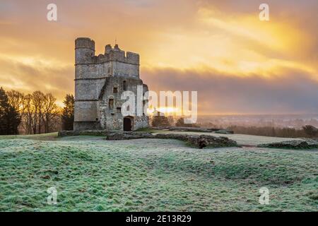 Donnington Castle im Winterfrost bei Sonnenaufgang, Newbury, Berkshire, England, Großbritannien, Europa Stockfoto