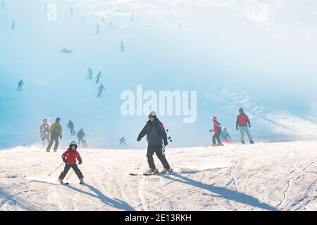 Bukovel Skigebiet, Ukraine, 24. Dezember 2016, Kinder Skifahren auf einem überfüllten Training Skipiste Stockfoto