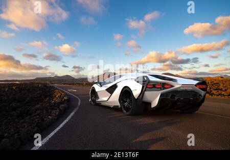 Lamborghini Sian FKP 37 auf der Wüstenstraße Stockfoto