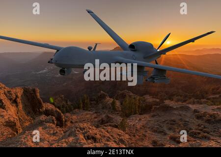 General Atomics MQ-9 Reaper Drohne fliegt über die Berge bei Sonnenuntergang Stockfoto