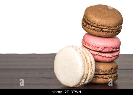 Ein Nahaufnahme Stapel von Schokolade, Erdbeere und Vanille Macarons oder Macarons mit Kopierraum Stockfoto