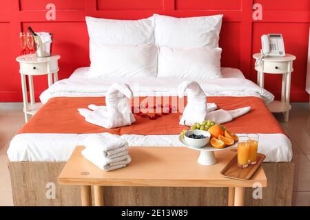 Interieur des modernen Flitterwochen-Zimmers im Hotel Stockfoto