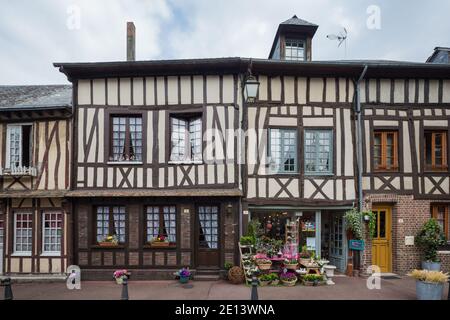 Lyon La Foret Normandie 3. Mai 2013 : netter Laden in der Altstadt von Lyon La Foret in der Normandie Stockfoto