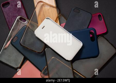 Stapel von bunten Kunststoff zurück Abdeckungen für Mobiltelefone auf schwarzem Hintergrund Stockfoto