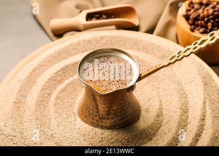 Türkischer Kaffee in Sand gekocht, Nahaufnahme Stockfoto